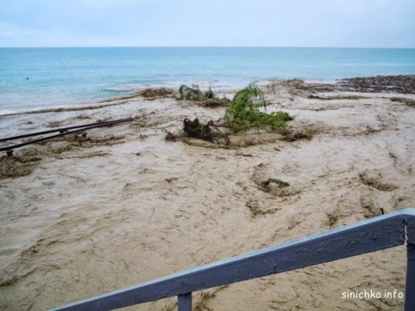 У Криму селом пронісся потік з бруду та сміття. ФОТО