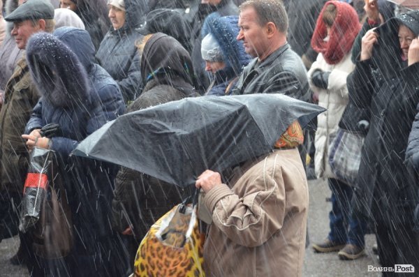 У Луцьку під час прощання з Героєм АТО вдарив град з блискавкою. ФОТО
