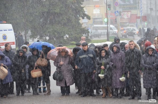 У Луцьку під час прощання з Героєм АТО вдарив град з блискавкою. ФОТО