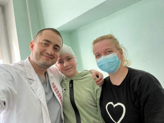 Дівчинка, яка пережила дві операції на головному мозку, подякувала волинському лікарю. ФОТО