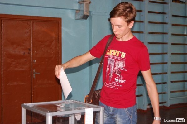 Хлопець голосує вперше