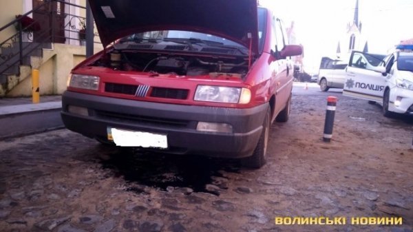 У Луцьку болард пробив дно авто