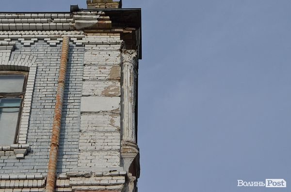 У Луцьку «культурна спадщина» падає на перехожих. ФОТО