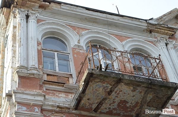 У Луцьку «культурна спадщина» падає на перехожих. ФОТО
