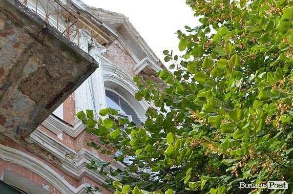 У Луцьку «культурна спадщина» падає на перехожих. ФОТО