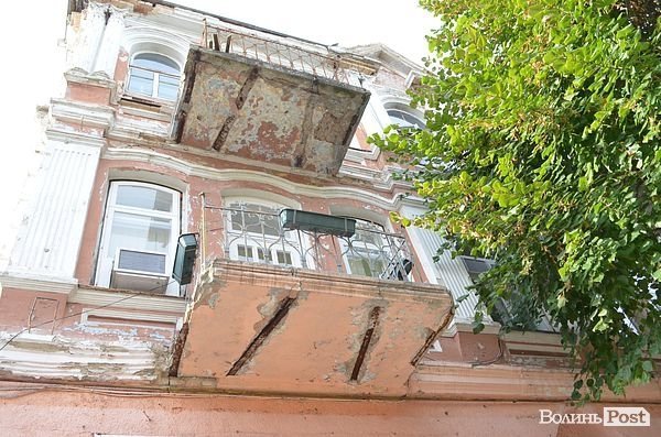 У Луцьку «культурна спадщина» падає на перехожих. ФОТО