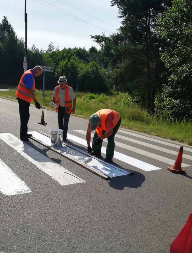 На волинських трасах наносять розмітку і встановлюють дорожні знаки. ФОТО
