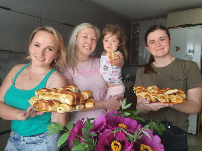 Команда «Море турів» створює випічку для воїнів