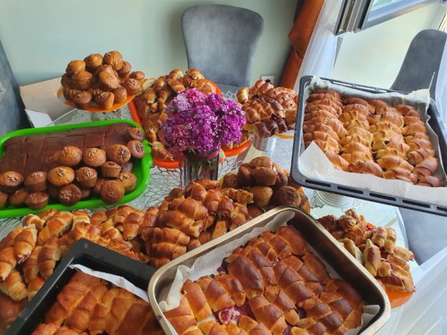 «Готова спакувати валізи кому завгодно, але не собі». Директорка туристичного агентства пече солодощі для фронту