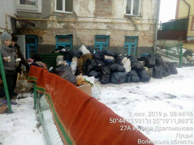 У Старому місті луцькі муніципали знайшли гору сміття. ФОТО