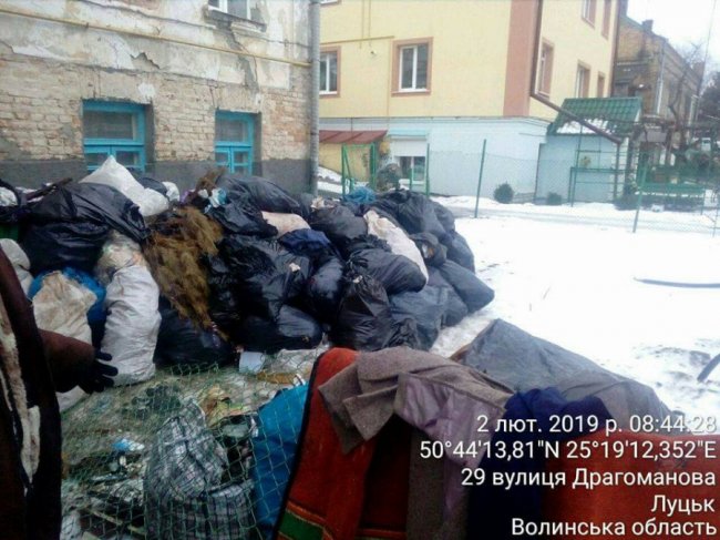 У Старому місті луцькі муніципали знайшли гору сміття. ФОТО