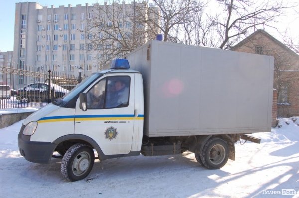 Поблизу - автозак