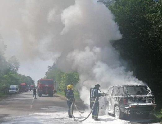 На Рівненщині посеред траси загорівся Range Rover. ФОТО