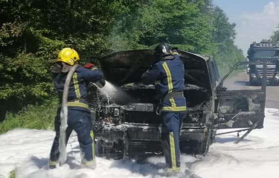На Рівненщині посеред траси загорівся Range Rover. ФОТО