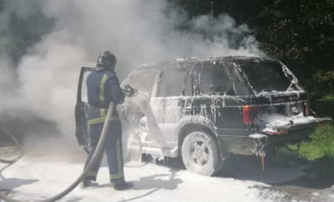 На Рівненщині посеред траси загорівся Range Rover. ФОТО