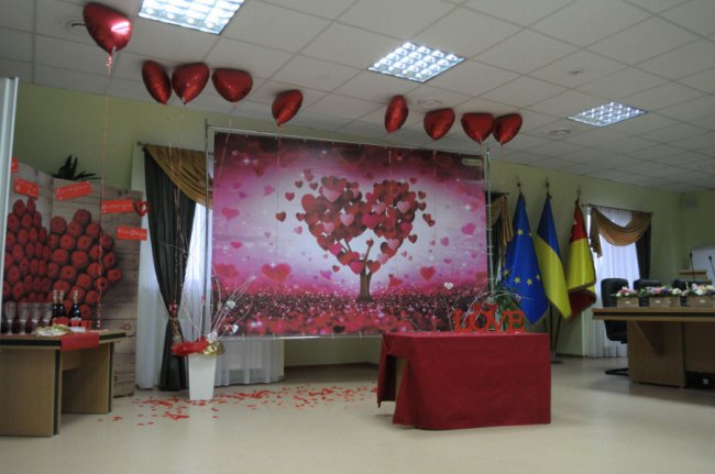 У луцькому ЦНАПі у День Валентина одружилися 5 пар молодят. ФОТО