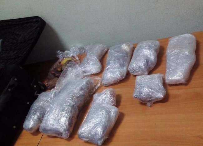 Піймали українця, який віз до Білорусі 7 кілограмів бурштину у підкладці валізи