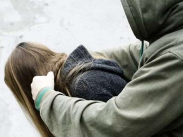 Били та ставили на коліна: на Волині компанія хлопців познущалась над дівчиною