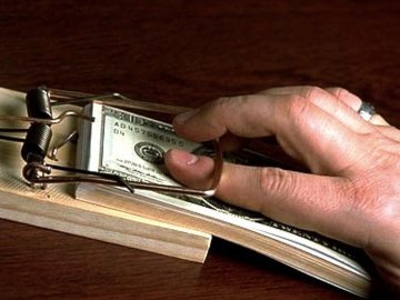 За хабар у 200 доларів на лавці підсудних опиниться поліцейський