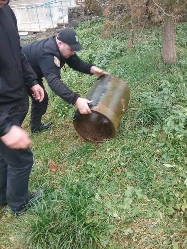 Муніципали показали, як виловлювали смітники з канави. ФОТО