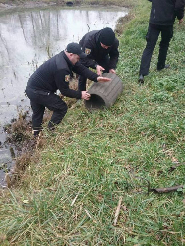 Муніципали показали, як виловлювали смітники з канави. ФОТО