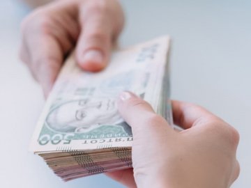 У Луцьку жінка віддала псевдополіцейському майже 100 тисяч гривень, а зрозумівши – знепритомніла 