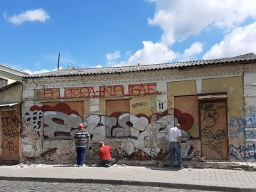 У Старому місті почали чепурити занедбані фасади