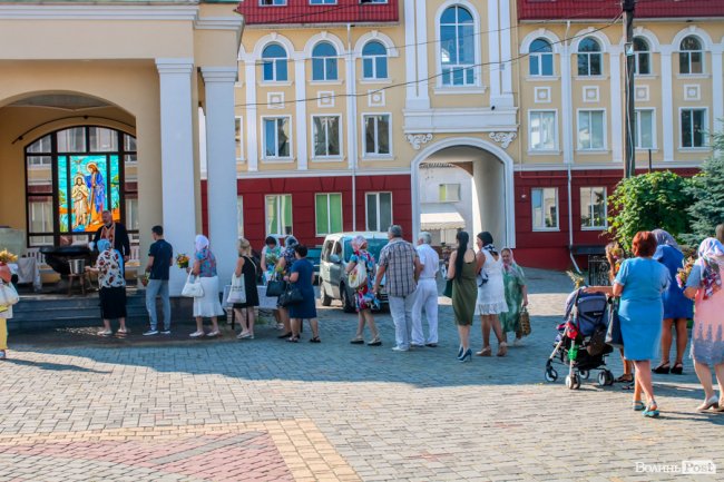 Різнобарв’я квітів та запашний мед: як у Луцьку святять «маковійчики». ФОТО