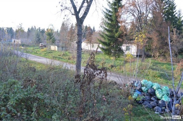 Невідомі звозять до луцького парку купи сміття. ФОТО