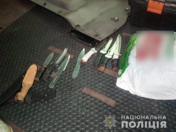 Через волинську митницю хотіли провезти холодну зброю