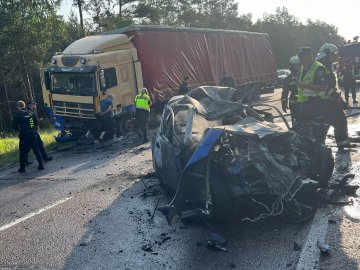 На Волині легковик зіткнувся з вантажівкою: двоє людей загинуло
