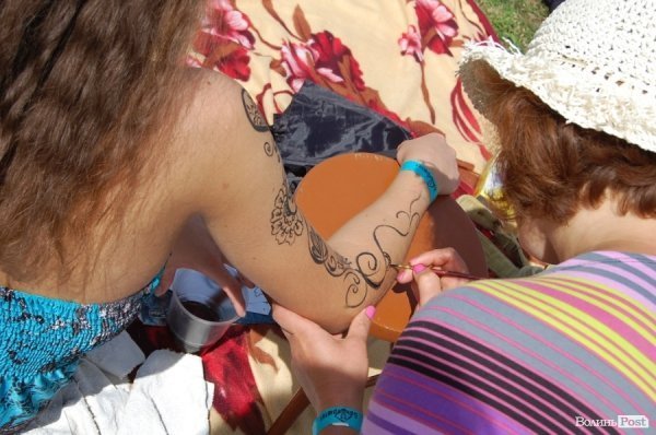 Дівчата не проти тимчасового татуювання на руці