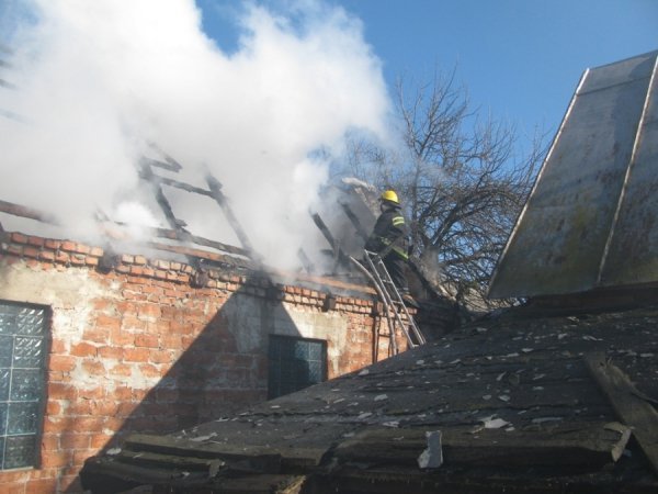 Поблизу Луцька горів будинок. ФОТО. ВІДЕО