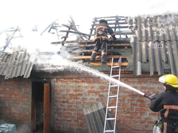 Поблизу Луцька горів будинок. ФОТО. ВІДЕО