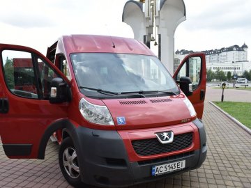 У Луцьку обласна дитячо-юнацька спортшкола для людей з інвалідністю отримала новий автомобіль