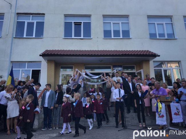 Перший дзвоник у школі № 1 Луцька. ФОТО