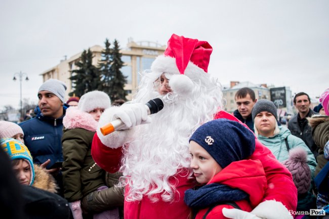 Центр Луцька «поставила на вуха» новорічна фура «Coca-Cola». ФОТО