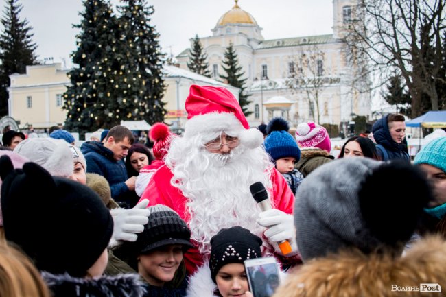 Центр Луцька «поставила на вуха» новорічна фура «Coca-Cola». ФОТО