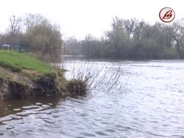 Пляж центрального парку не облаштований для купання, - лучани. ВІДЕО