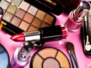 Неповнолітня волинянка викрала з магазину косметику