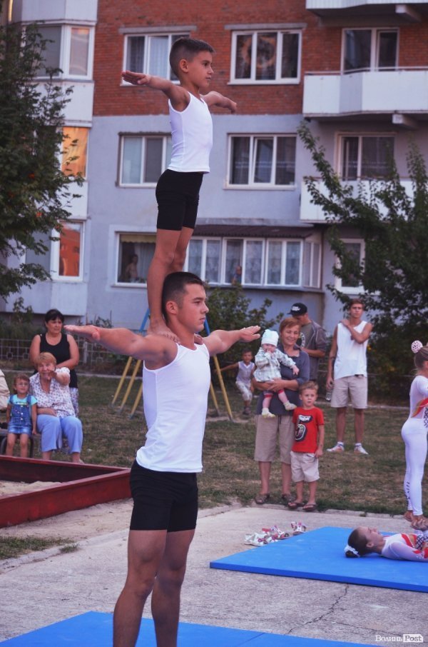 Акробати та гімнасти відкрили спортивний майданчик у Луцьку. ФОТО