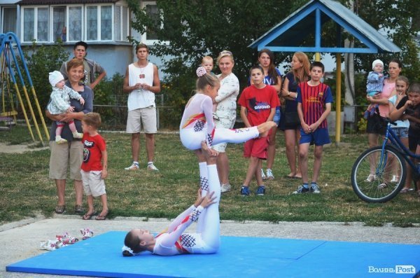 Акробати та гімнасти відкрили спортивний майданчик у Луцьку. ФОТО