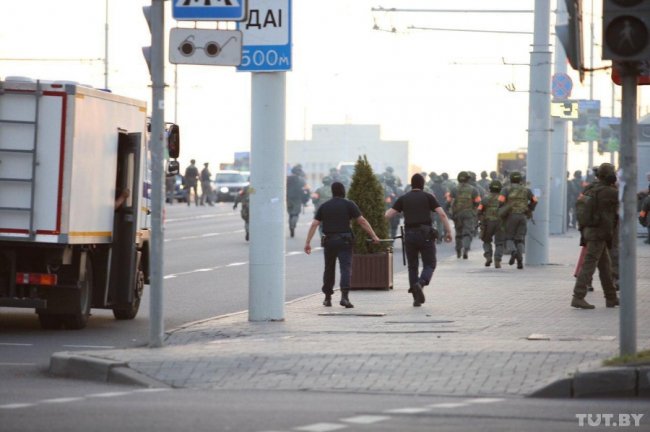 Протести в Білорусі: силовики перекривають дороги, затримують людей і поранили журналістку. ФОТО