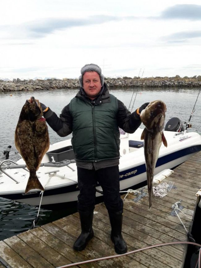 Голова сільради на Волині показав вражаючий улов з норвезького озера. ФОТО