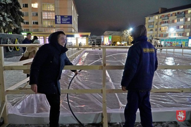У місті на Волині на головній площі облаштовують ковзанку. ФОТО
