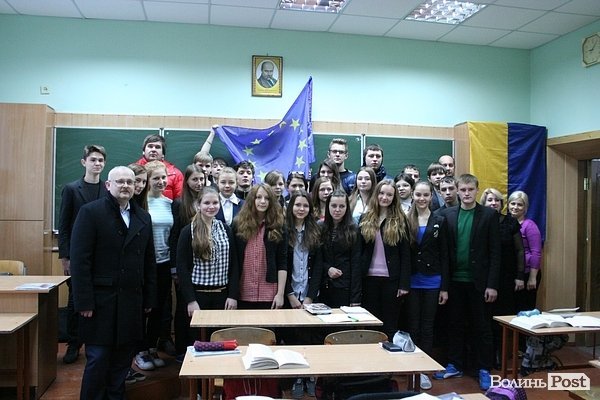Луцьким школярам вручили прапор Європи. ФОТО