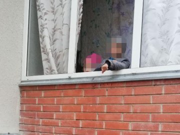 Голодні кликали на допомогу: на Прикарпатті мати на кілька днів залишила дітей вдома