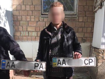 У Києві затримали чоловіка, який викрав більше 100 «блях». ФОТО