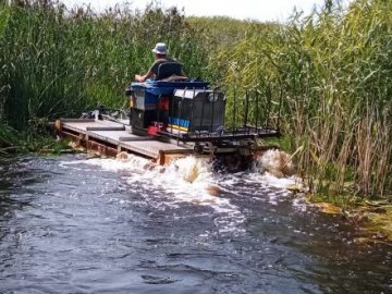 Міжнародна природоохоронна організація допомагає чистити річку на Волині