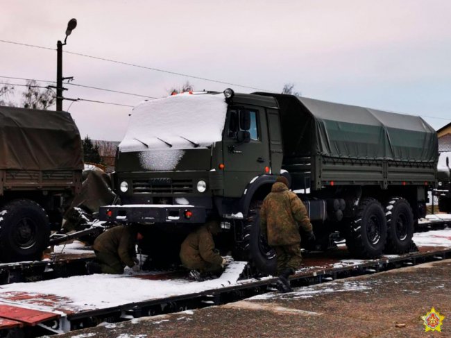 До Білорусі прибув новий ешелон із російською технікою. ФОТО